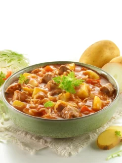Gulasch mit Sauerkraut & Kartoffeln